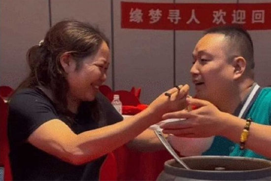 Đứa trẻ bị bắt cóc 33 năm trước thành doanh nhân thành đạt, tìm mẹ ruột báo hiếu