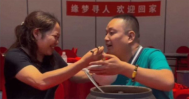 Vương Tiểu Cúc hạnh phúc ăn món bánh trôi tàu trong ngày gặp lại mẹ.