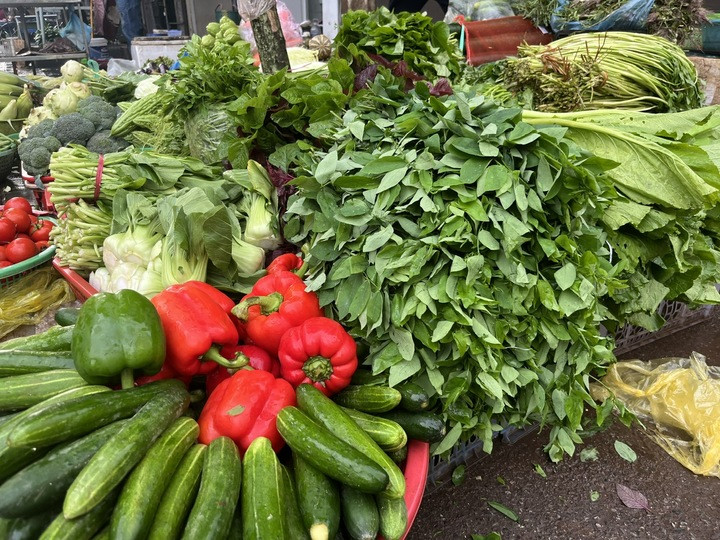 Các loại rau xanh ở chợ Dịch Vọng (Cầu Giấy) đều tăng giá. (Ảnh: Hoàng Dung).