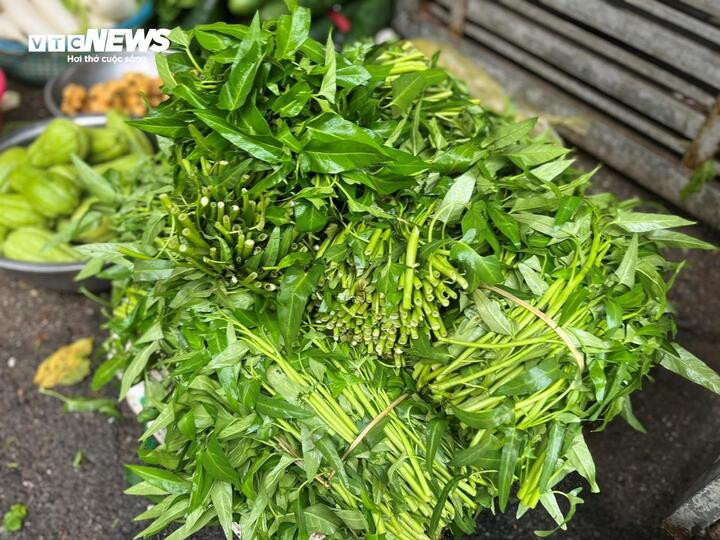 Rau muống được bán với giá 15.000- 20.000 đồng/bó, gấp đôi so với trước. (Ảnh: Hoàng Dung).