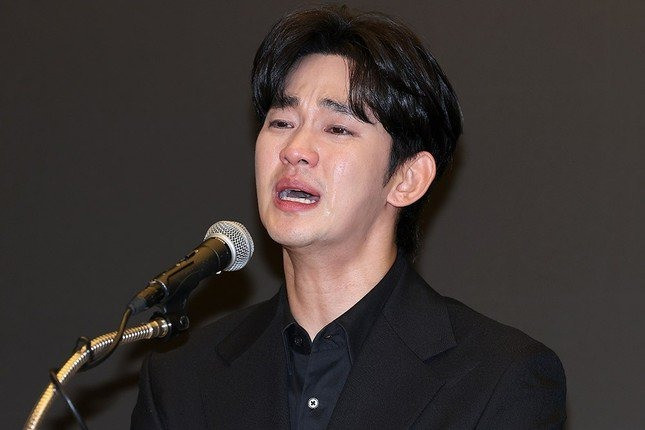 Hình ảnh hiếm hoi của Kim Soo Hyun sau 6 tháng đóng băng mọt hoạt động