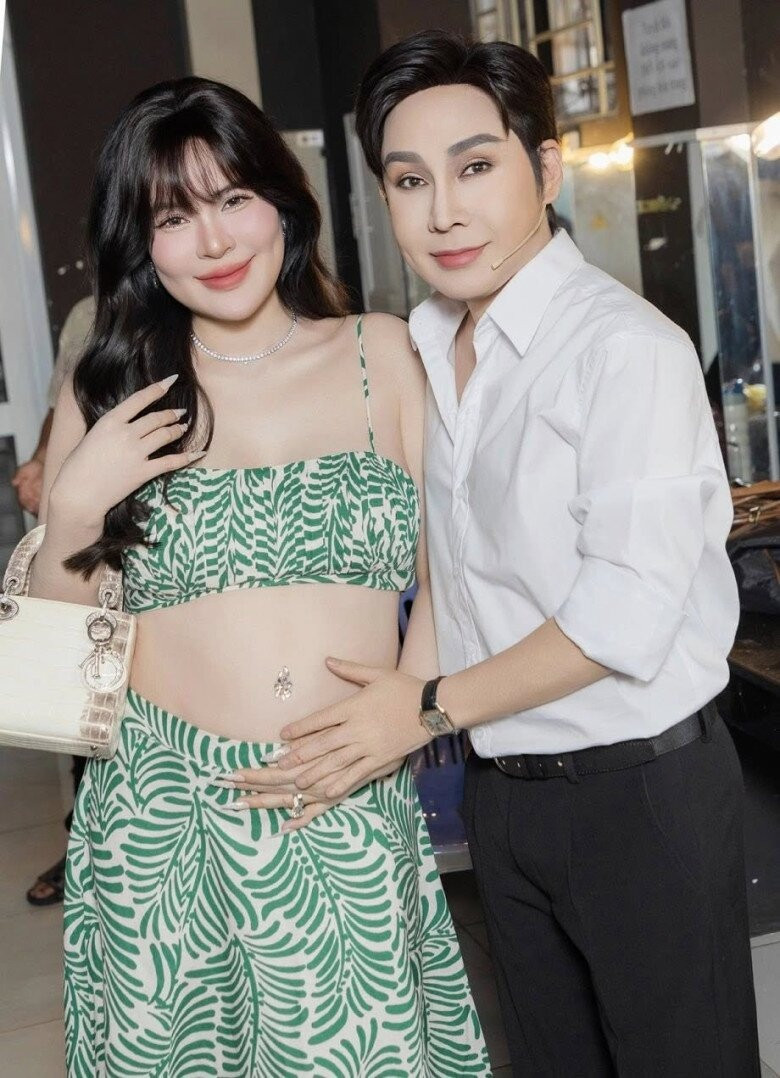 Hoa hậu U50 Phương Lê khệ nệ bụng bầu xuất hiện 1 mình sau tin đồn hôn nhân rạn nứt