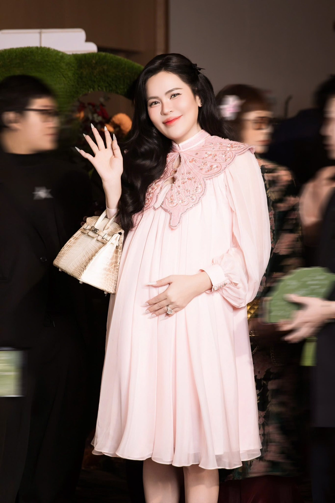 Hoa hậu U50 Phương Lê khệ nệ bụng bầu xuất hiện 1 mình sau tin đồn hôn nhân rạn nứt