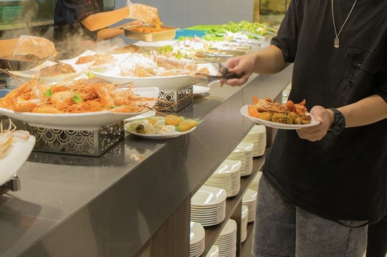 Khách ăn buffet nhưng cứ 15 phút lại thò tay lục túi 1 lần, nhà hàng lập tức trích xuất camera: 'Đừng để chúng tôi báo công an'