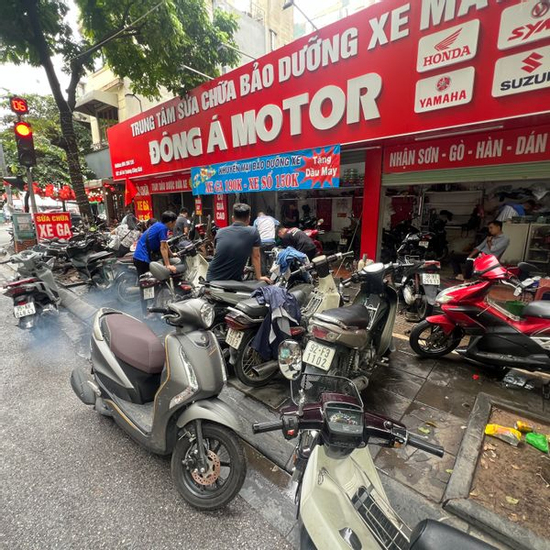 Sáng 1/10, các cửa hàng sửa xe máy ở Hà Nội hoạt động hết công suất