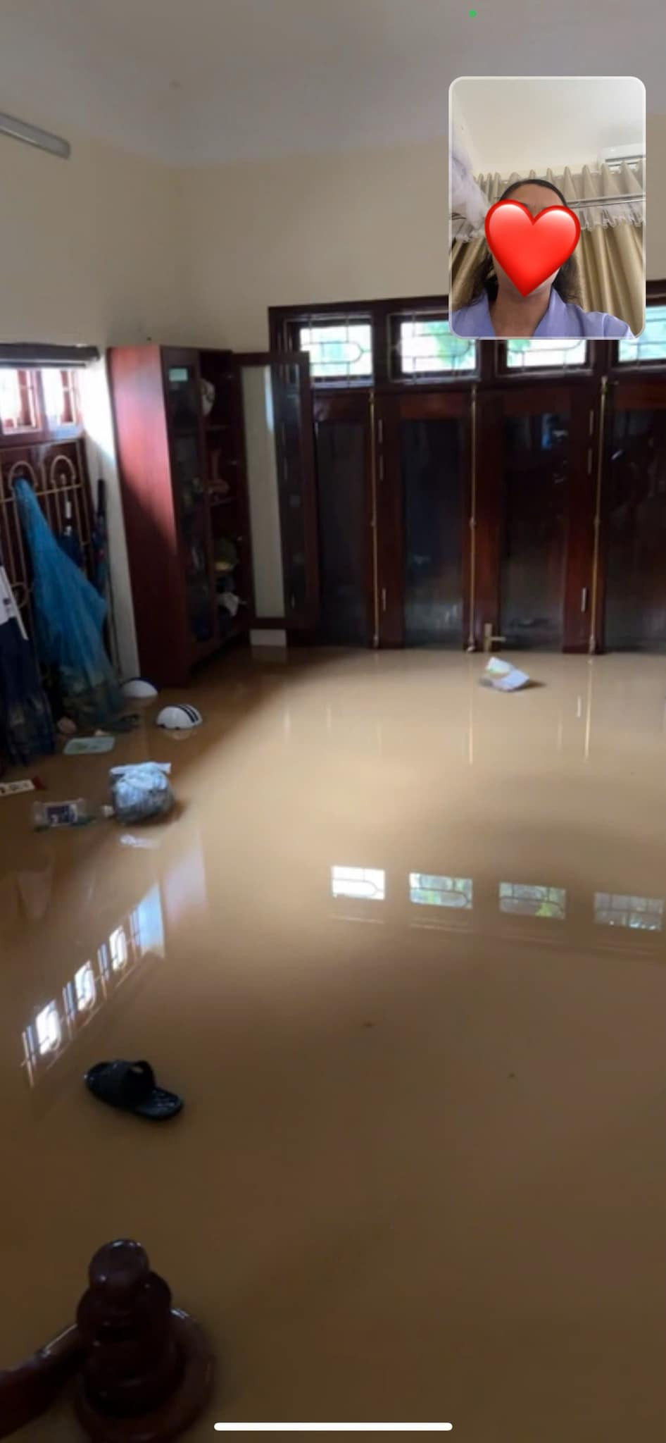 Sốc cảnh tượng ngập trong nhà hoa hậu Lương Thùy Linh