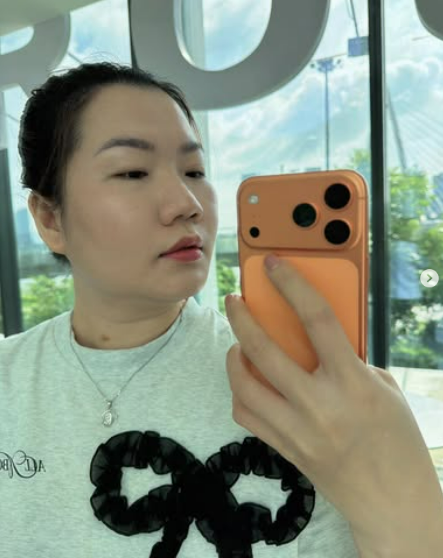 Sướng như giúp việc Ngọc Trinh hết sắm đồ hiệu lại được tặng Iphone 17 hơn 60 triệu