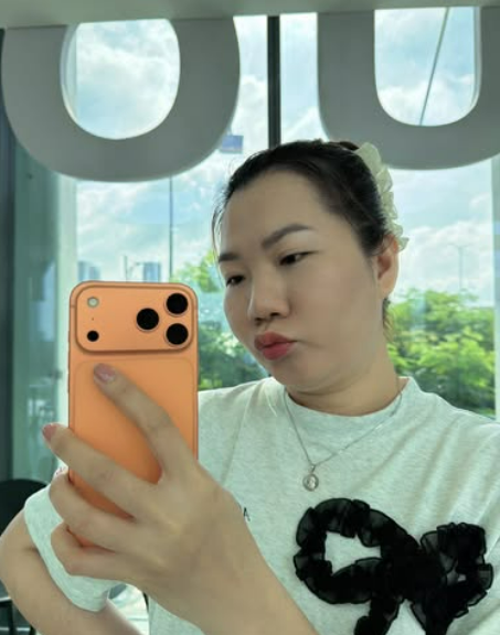 Sướng như giúp việc Ngọc Trinh hết sắm đồ hiệu lại được tặng Iphone 17 hơn 60 triệu