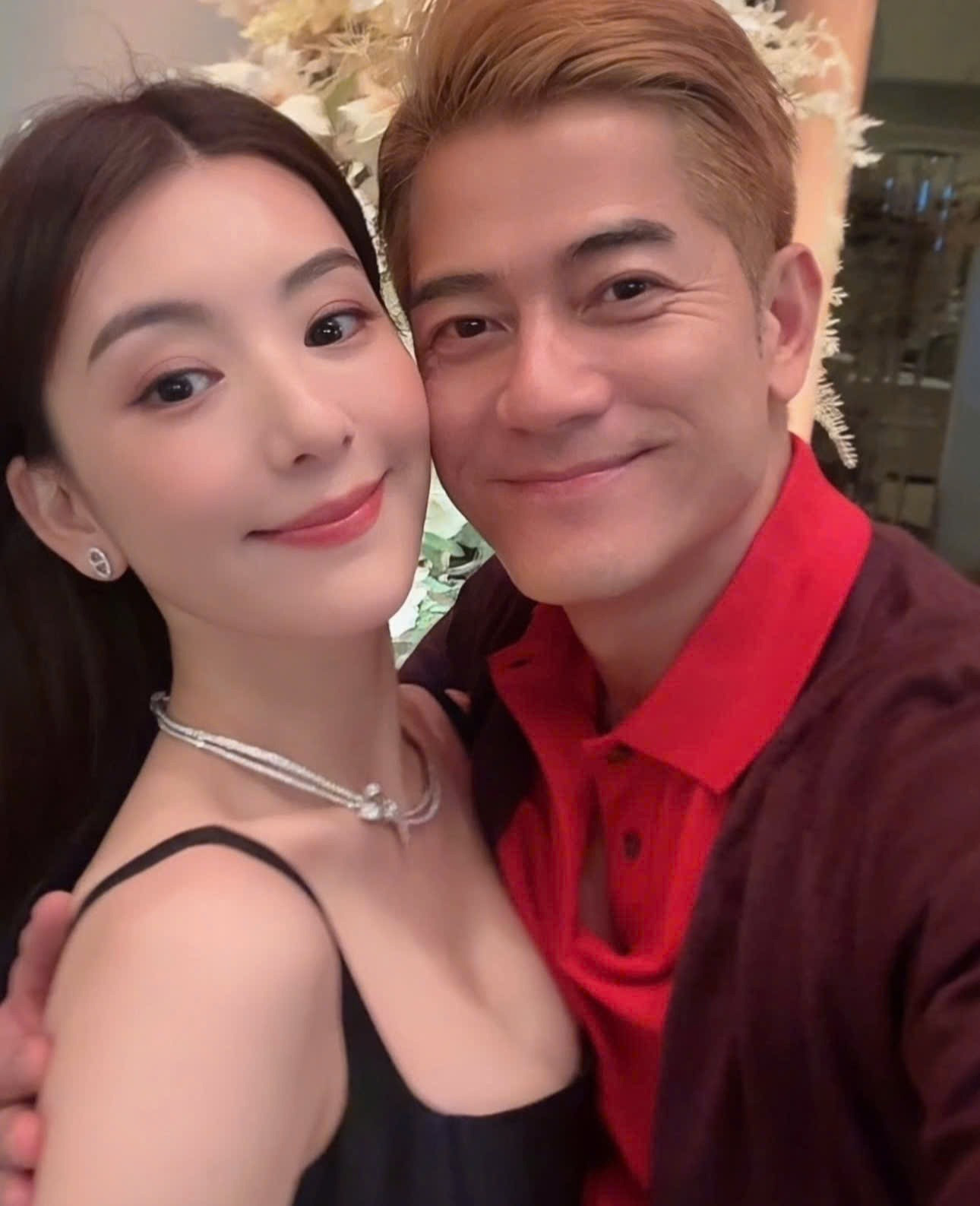 Tài tử 60 tuổi nổi tiếng Châu Á tặng bà xã 340 tỷ nhờ sinh được con trai