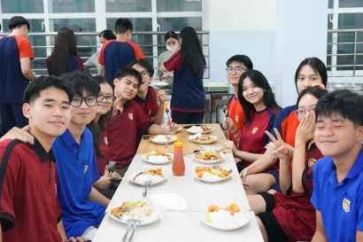 Trường học thành 'ngôi nhà chung' của hơn 1.000 học sinh giữa mưa ngập Hà Nội