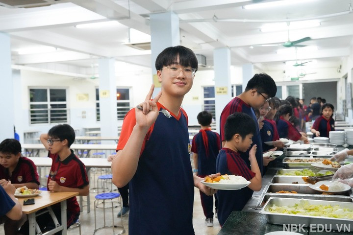 Học sinh háo hức dùng bữa tối ấm áp tại trường