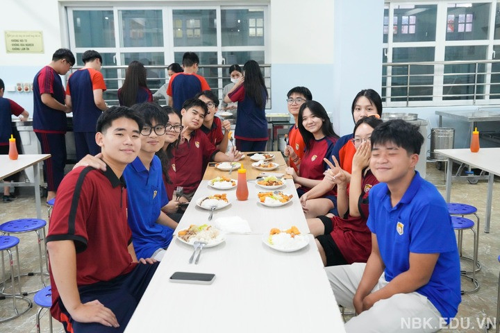 Trường học thành 'ngôi nhà chung' của hơn 1.000 học sinh giữa mưa ngập Hà Nội - 2