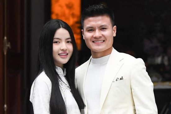 Vợ chồng Quang Hải ủng hộ đồng bào vùng lũ, soi sao kê lập tức gây sốt MXH