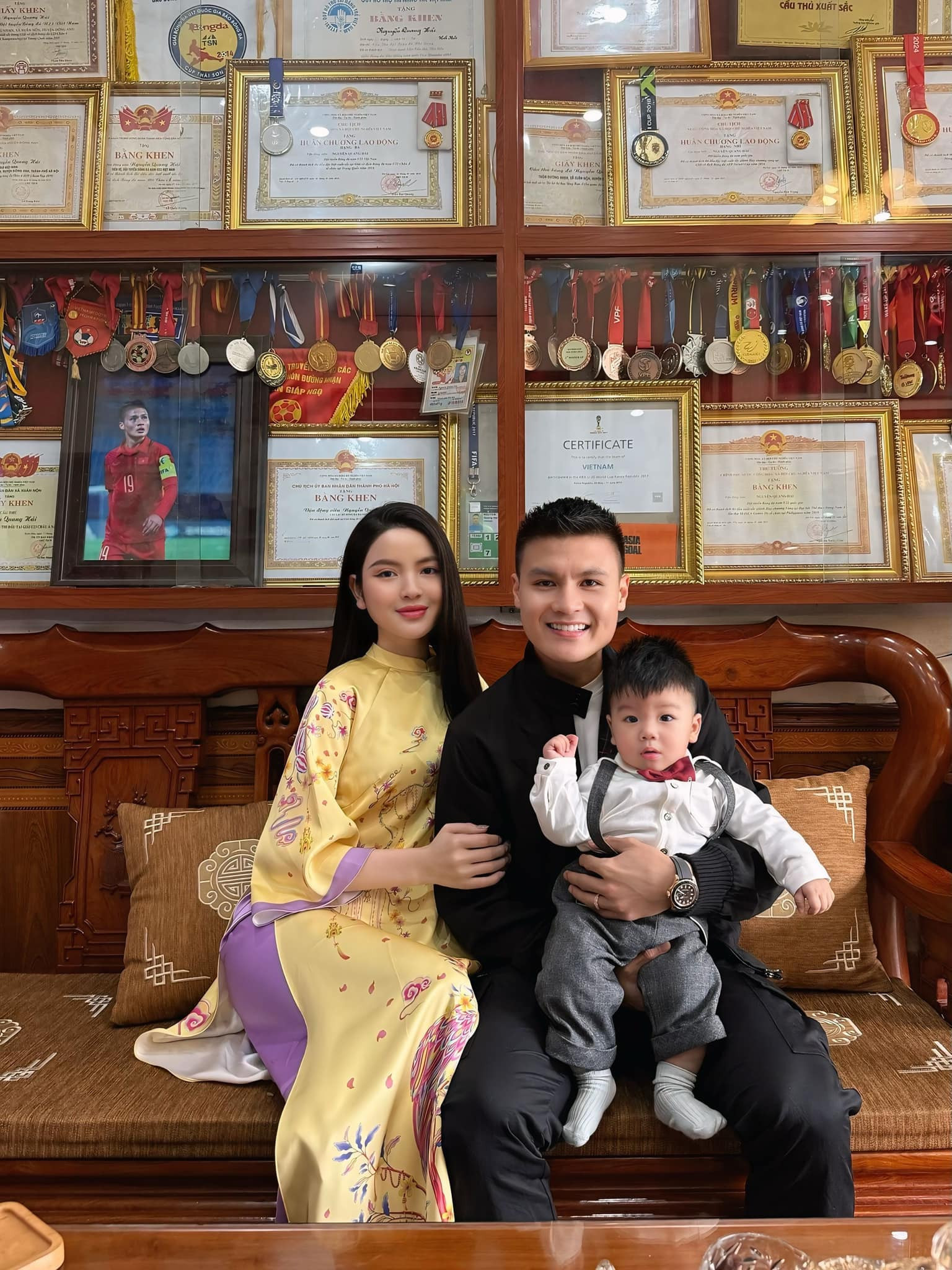 Vợ chồng Quang Hải công khai tiền ủng hộ đồng bào vùng lũ soi sao kê nhiều người giật mình