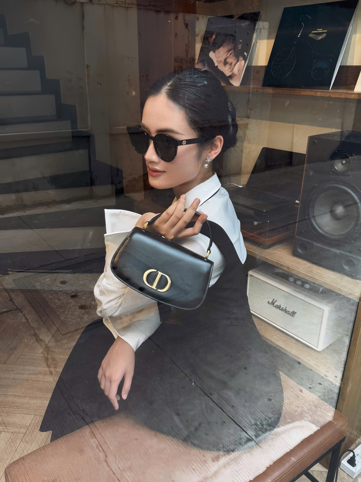 Hoa hậu Ý Nhi xài đi xài lại túi hiệu 100 triệu đồng khi đi du học tại Úc