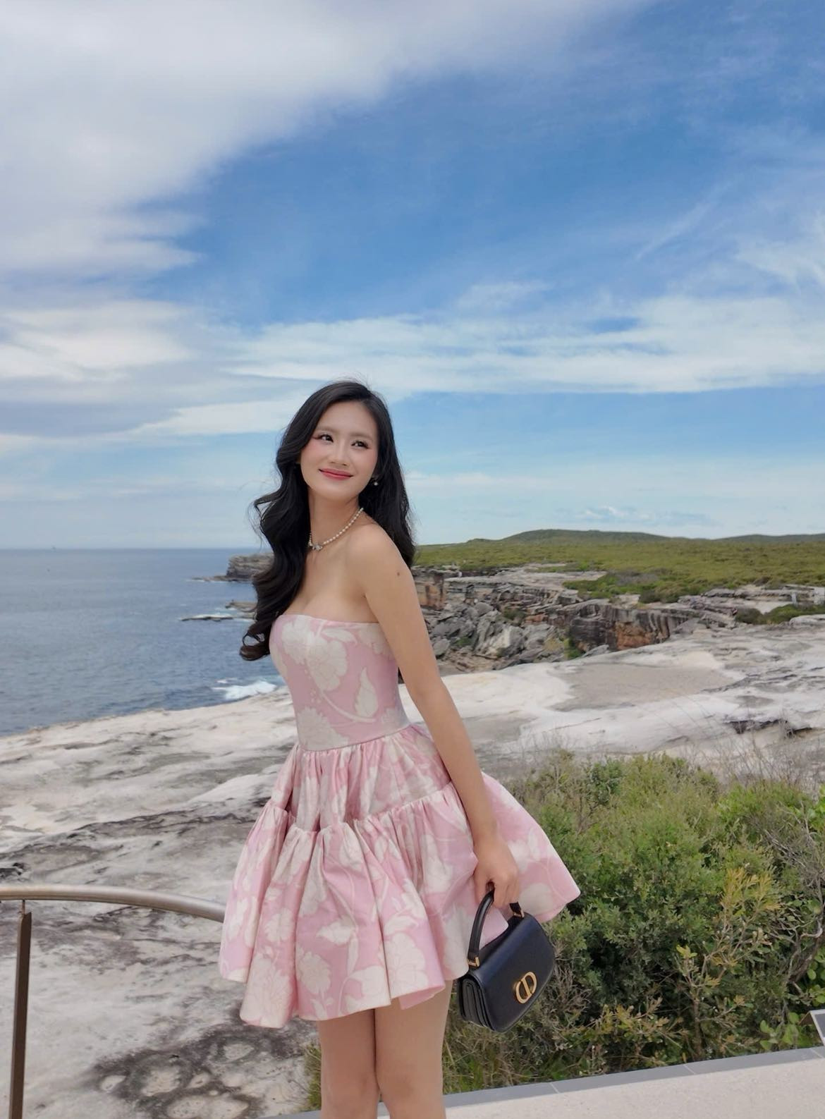 Hoa hậu Ý Nhi xài đi xài lại túi hiệu 100 triệu đồng khi đi du học tại Úc