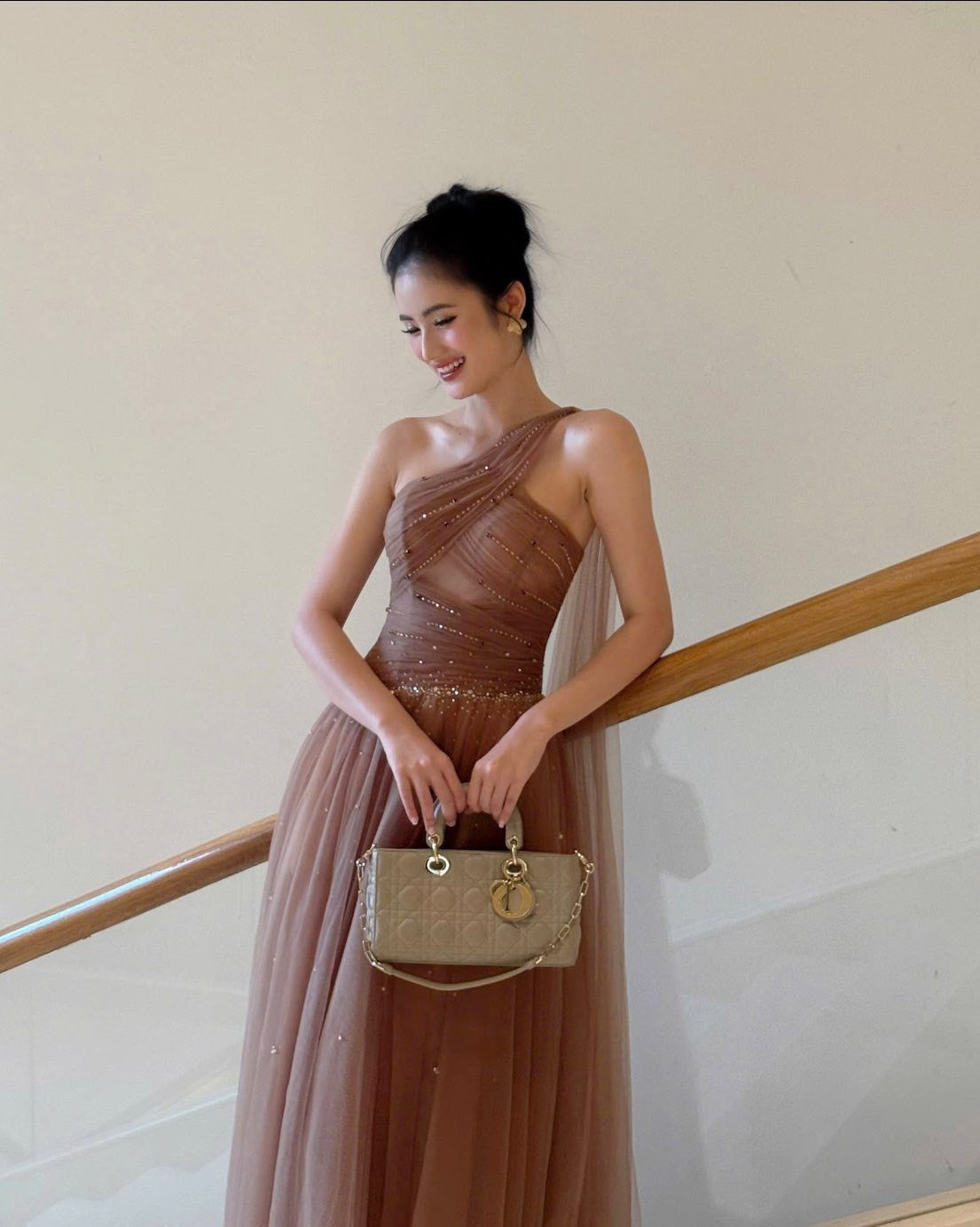 Hoa hậu Ý Nhi xài đi xài lại túi hiệu 100 triệu đồng khi đi du học tại Úc