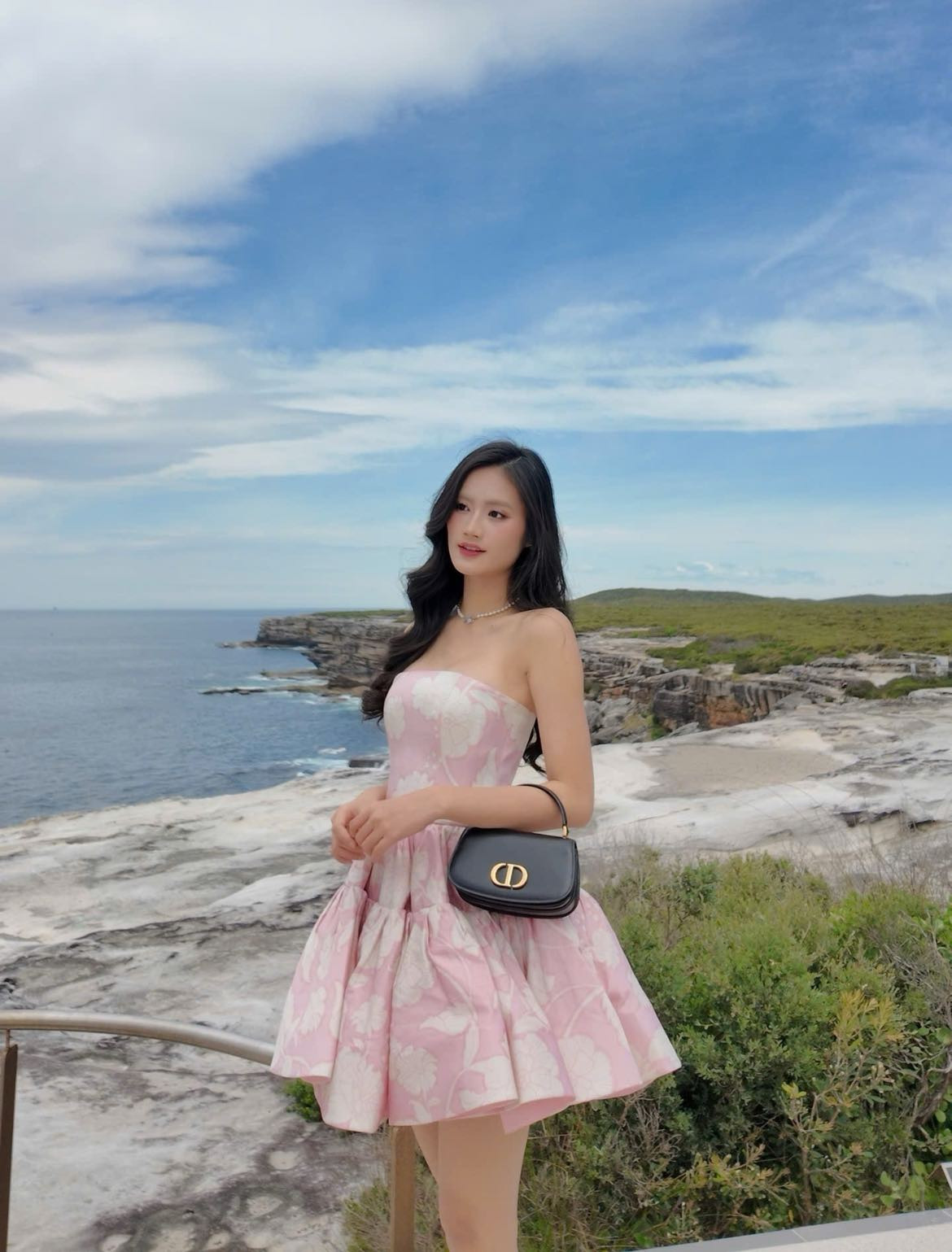 Hoa hậu Ý Nhi xài đi xài lại túi hiệu 100 triệu đồng khi đi du học tại Úc