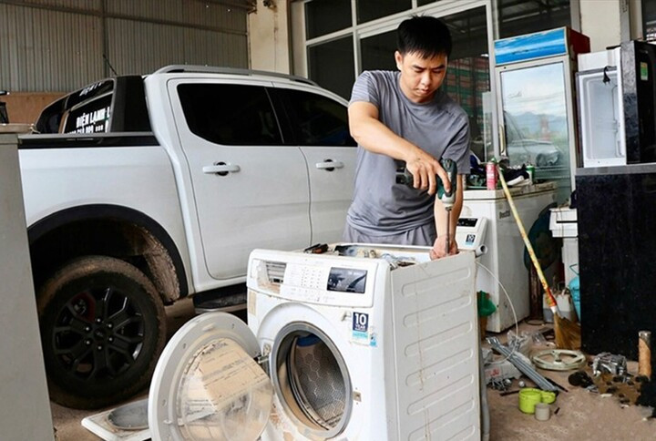 Người dùng nên xử lý các thiết bị điện tử đúng cách sau khi để ngập nước. (Ảnh: 24h)