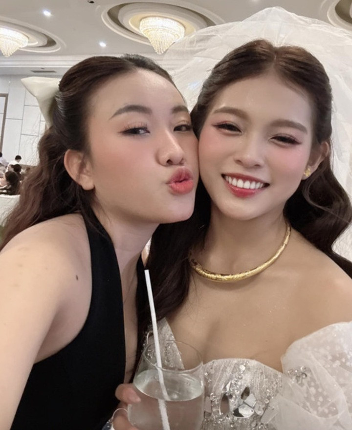 Thiêng Ngân (trái) và Tuyết Nhung ngày càng xinh đẹp, trưởng thành hơn.