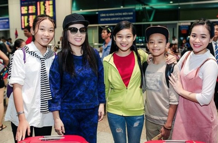 Phi Nhung bên 4 người con nuôi theo đuổi nghệ thuật.