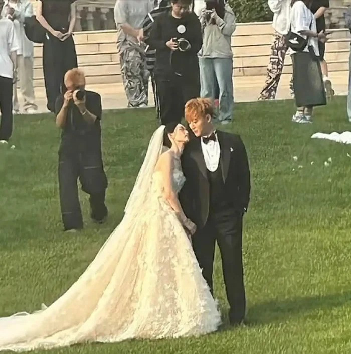 Cặp đôi chủ tịch nàng thơ đi thử váy cưới bộ nào cũng bị chê xấu