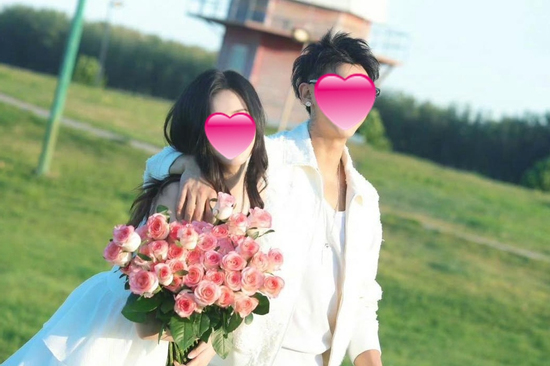 Cặp đôi 'chủ tịch - nàng thơ' đi thử váy cưới, bộ nào cũng bị chê xấu