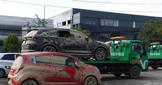 Hàng nghìn xe ngập bùn nằm la liệt tại Thái Nguyên, cứu hộ căng mình giải cứu