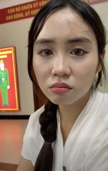 Hot girl nổi tiếng bật khóc khi bị trộm sạch đồ sau khi cứu trợ bà con vùng lũ