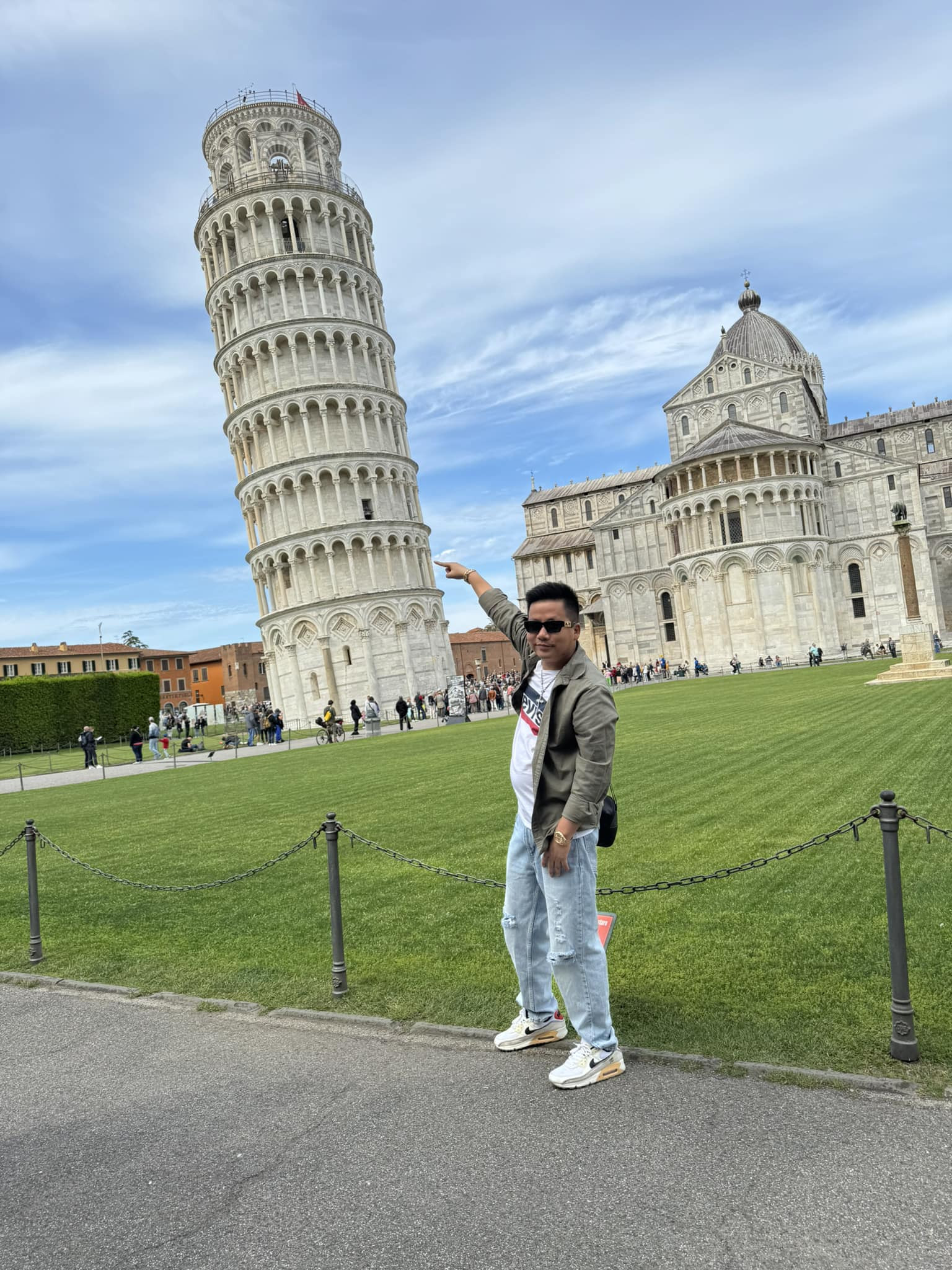 Khoa Pug gây sốc khi khoe sở hữu chiếc điện thoại iphone 17 bằng vàng giá 300 triệu