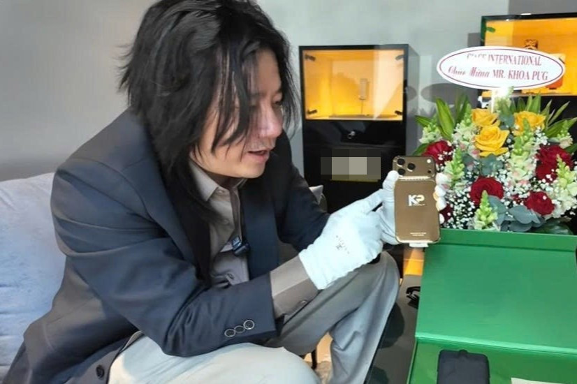 Khoa Pug gây sốc khi khoe sở hữu chiếc điện thoại iphone 17 bằng vàng giá 300 triệu