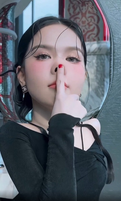 Khỏi cần ai đồn Ngọc Trinh thừa nhận nhan sắc không còn tự nhiên sửa này sửa kia ở tuổi U40