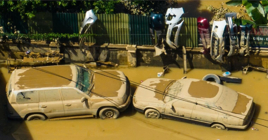 Ô tô bị bùn đất 'nuốt chửng' còn tốn tiền sửa hơn thuỷ kích thông thường