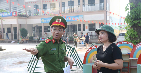 400 chiến sĩ Công an Hà Nội chạy đua dọn dẹp tại 'điểm nóng' sau lũ lịch sử