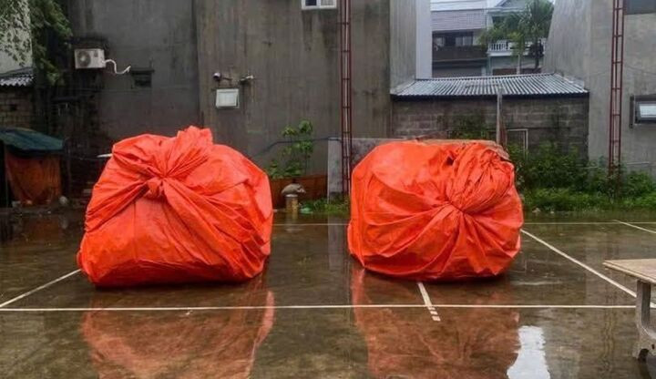 Chi 800 nghìn đồng bọc bạt ô tô tránh lũ, chủ xe Thái Nguyên bảo toàn 'xế cưng' - 5