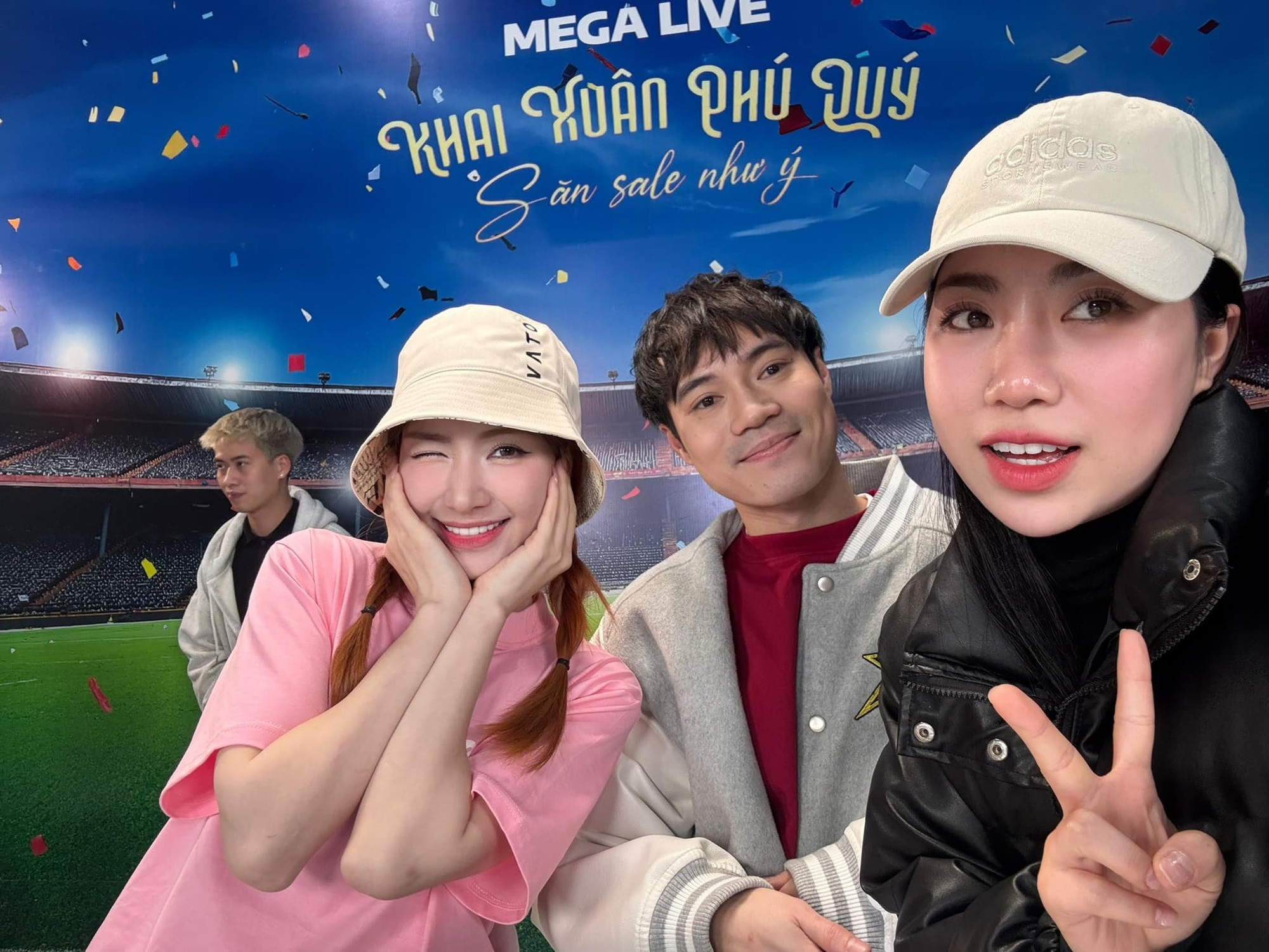 Em gái lỡ miệng để lộ quan hệ giữa Văn Toàn và Hòa Minzy netizen giục cưới gấp