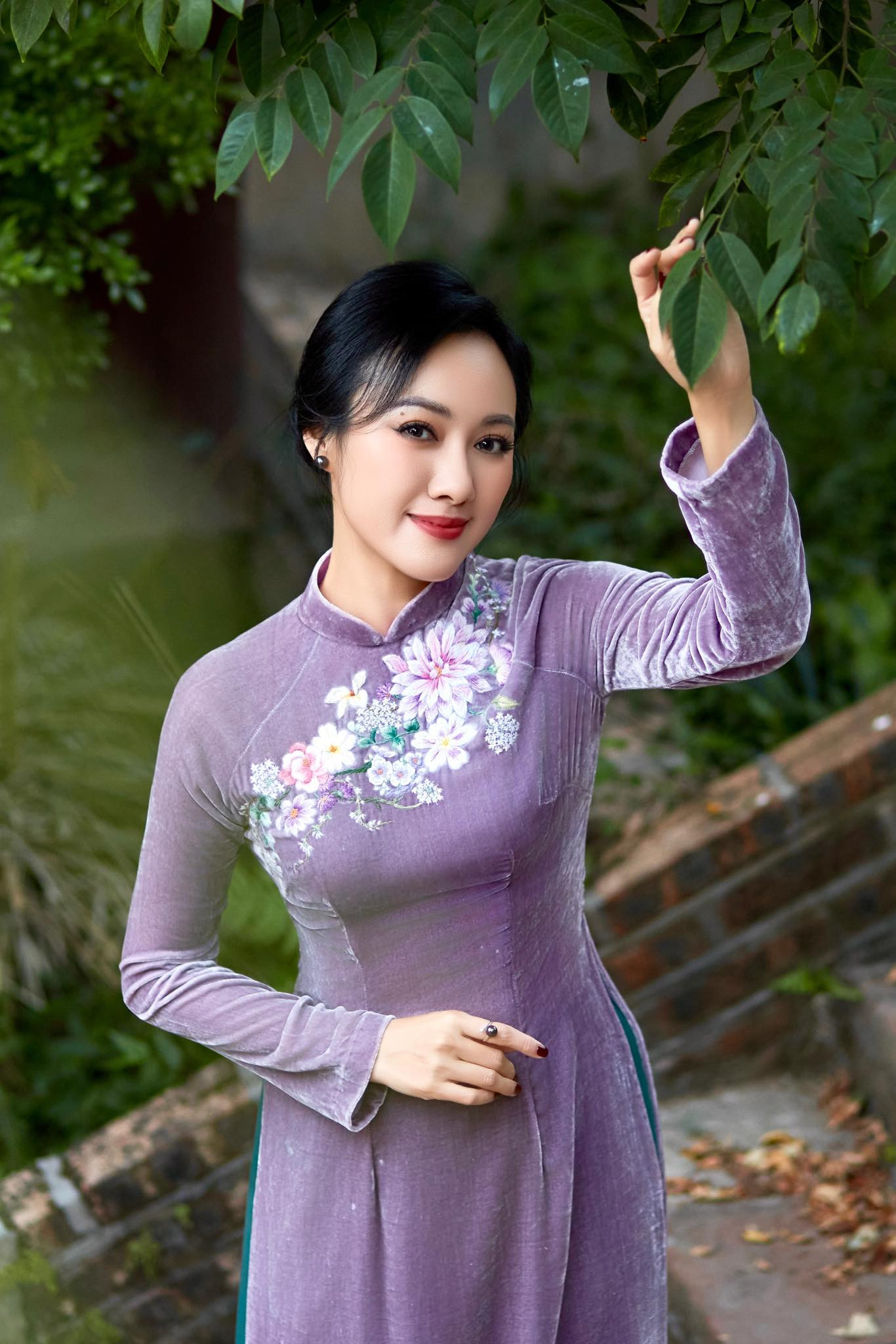 Nhan sắc BTV Hoài Anh 'thăng hạng' trong mắt khán giả nhờ cách mix đồ đúng tính cách - Ảnh 4.