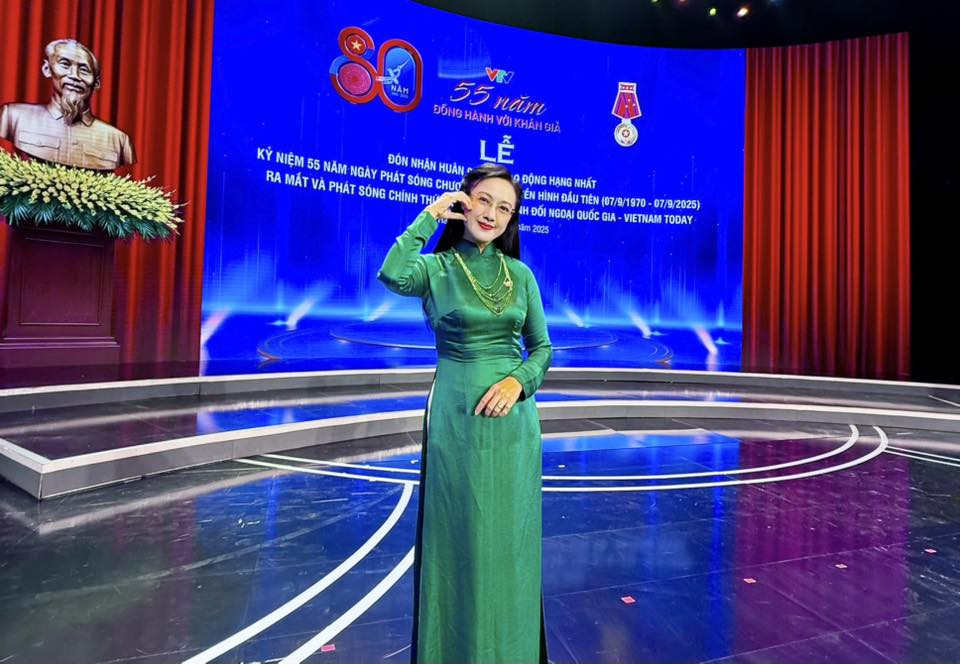 Nhan sắc BTV Hoài Anh 'thăng hạng' trong mắt khán giả nhờ cách mix đồ đúng tính cách - Ảnh 2.