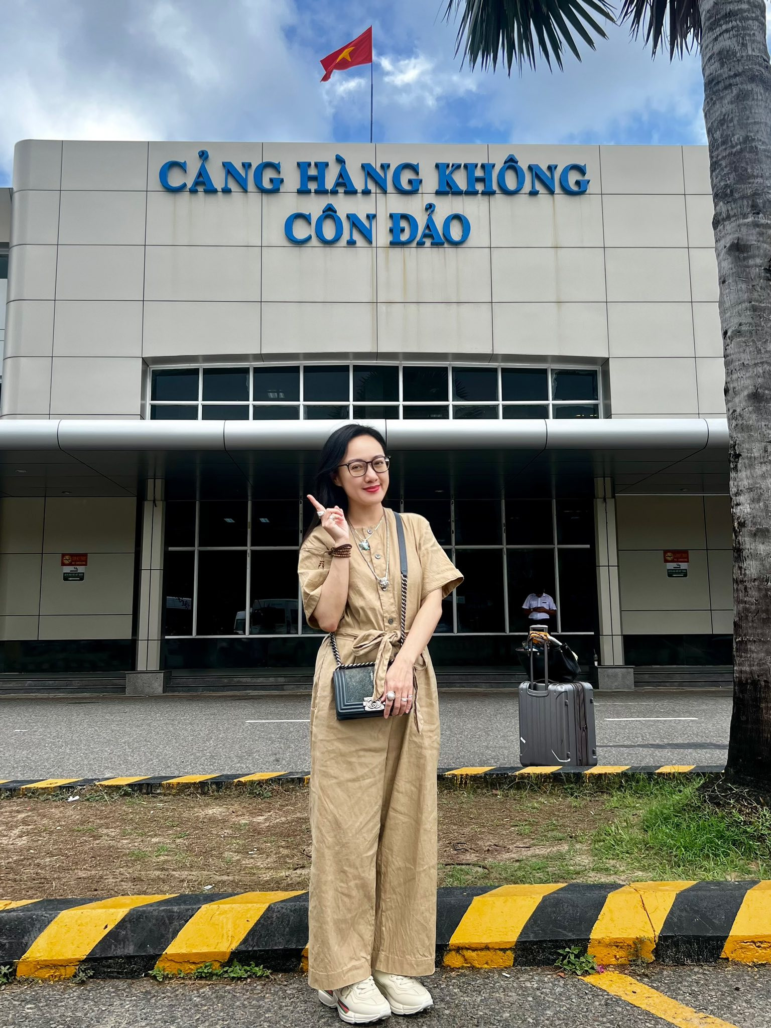 Nhan sắc BTV Hoài Anh 'thăng hạng' trong mắt khán giả nhờ cách mix đồ đúng tính cách - Ảnh 12.