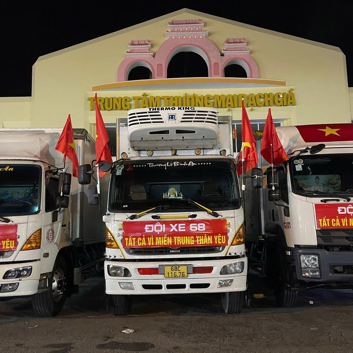 Đội xe 68 mang theo 38 tấn hàng hóa ủng hộ bà con vùng lũ. (Ảnh: Tài Đi Quay)