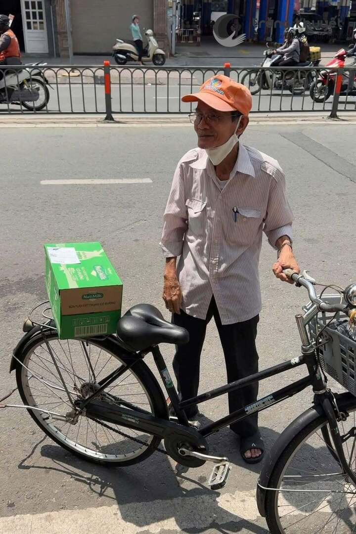 Cụ ông mang theo thùng sữa duy nhất đến ủng hộ. (Ảnh: Inside the Box)