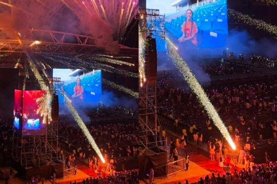 Pháo hoa rơi trúng khán giả concert 'Em xinh say hi', nhiều người hoảng loạn