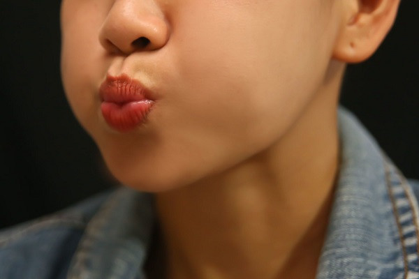 5 cách tự nhiên giúp xóa nếp nhăn khi cười, lấy lại làn da tươi trẻ ngay tại nhà- Ảnh 1.