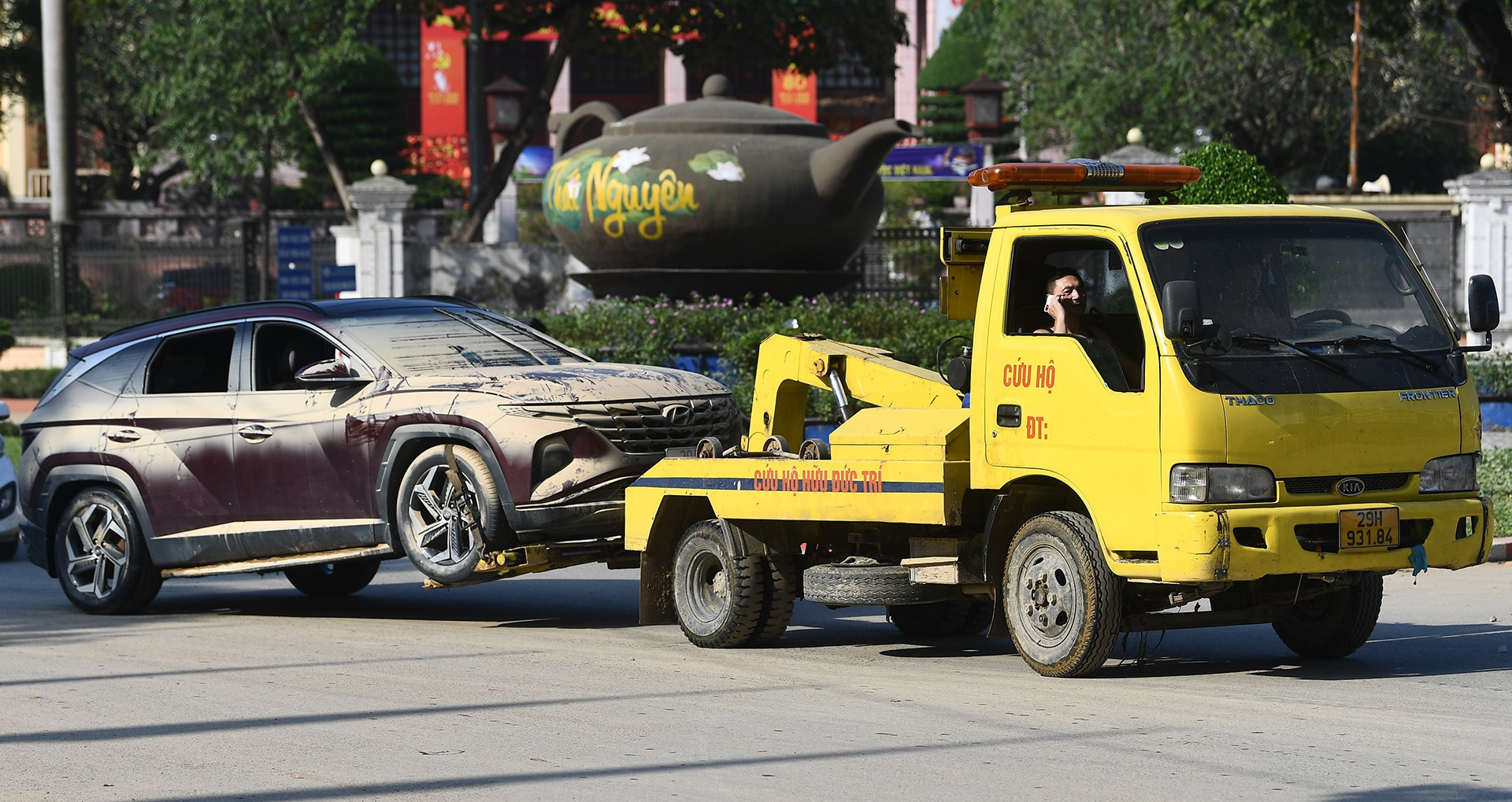 Chủ xe ngập nước than trời vì bị hét giá cứu hộ đắt đỏ, 90km tốn gần chục triệu