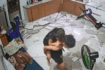 Clip anh 12 tuổi cõng em gái thoát nạn khi trần nhà sập hút gần 16 triệu lượt xem