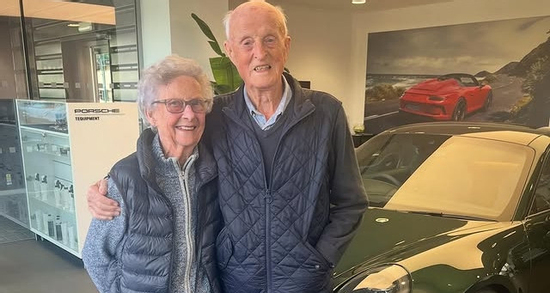 Kỷ niệm ngày cưới, cụ ông 92 tuổi cùng vợ mua siêu xe Porsche làm quà