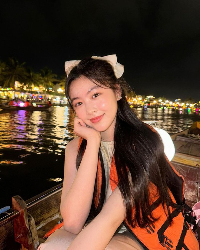 Loạt khoảnh khắc bóc trần diện mạo con gái cả của MC Quyền Linh