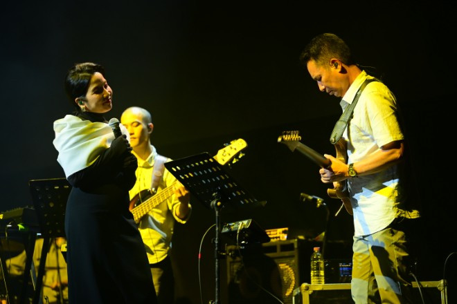 Mỹ Linh cùng con gái Mỹ Anh khiến khán giả Hàn Quốc đứng ngồi không yên