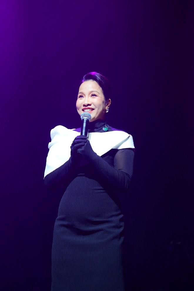 Mỹ Linh cùng con gái Mỹ Anh khiến khán giả Hàn Quốc đứng ngồi không yên