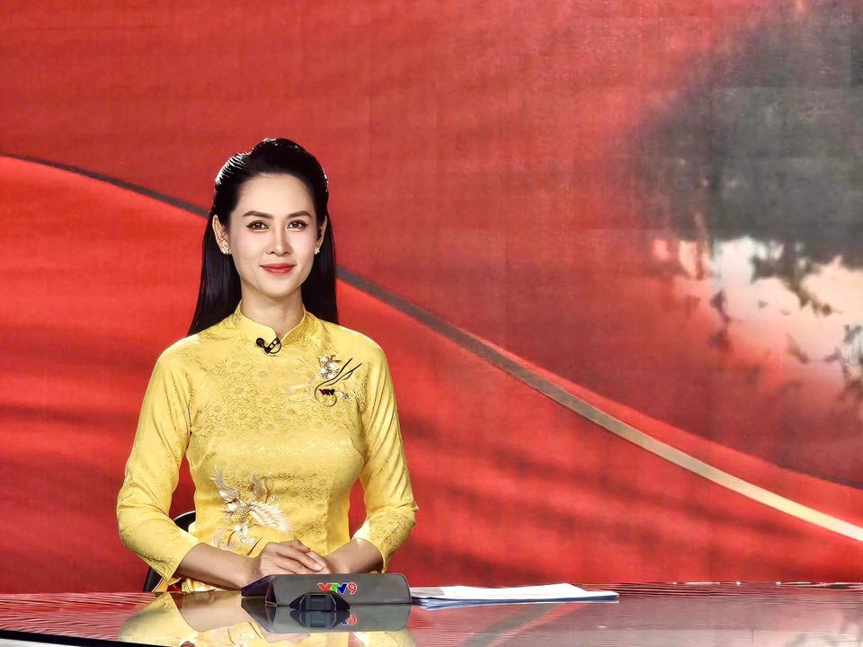 BTV Thúy Hằng VTV U50 diện đồ vẫn 'hack tuổi', đáng tham khảo - Ảnh 2.